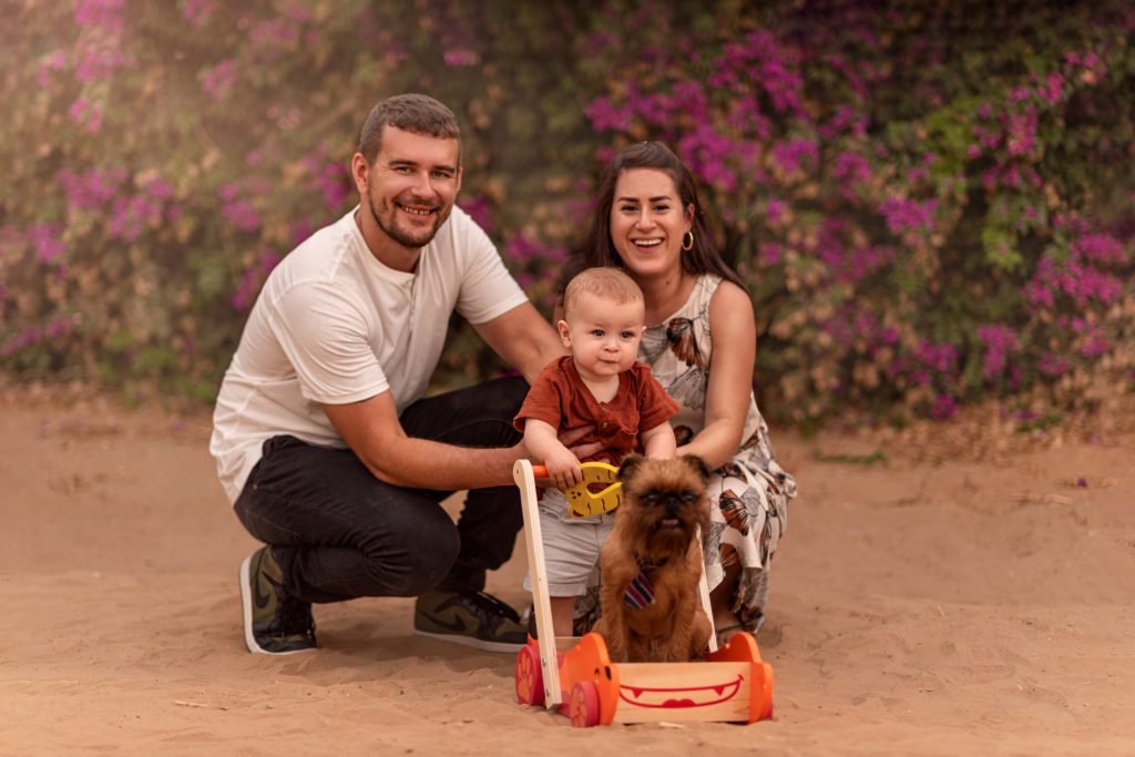 צילומי הריון בטבע על רקע פריחה סגולה