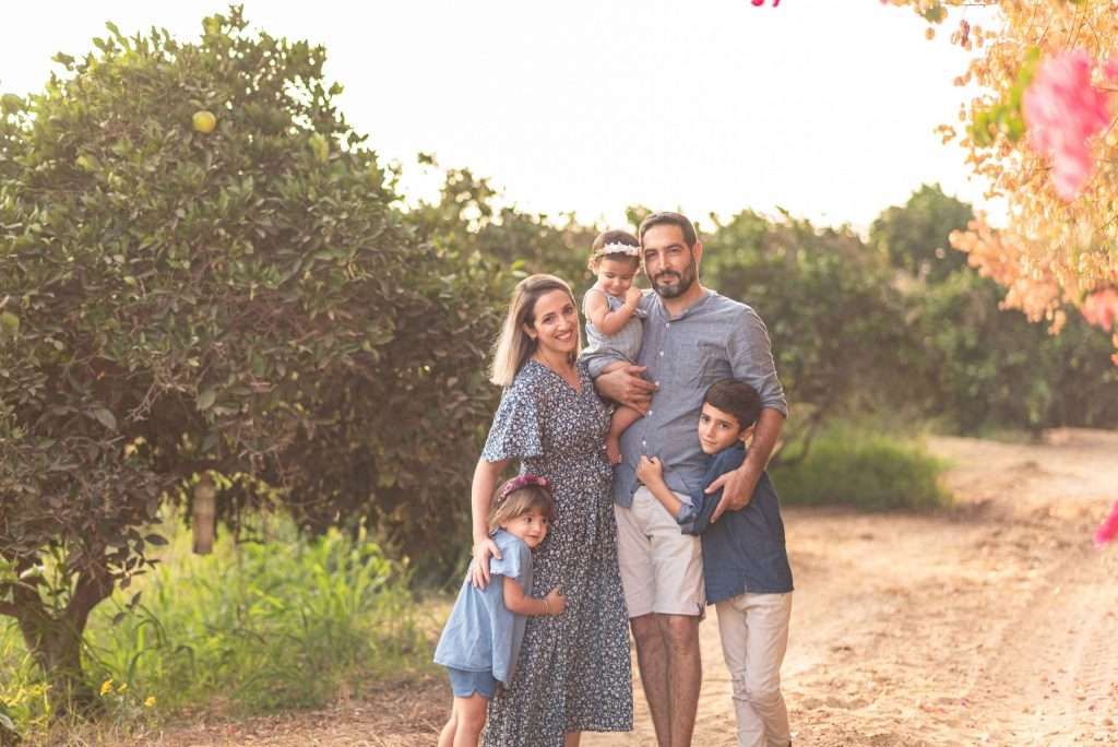צילומי גיל שנה בטבע משפחה עם ילדים