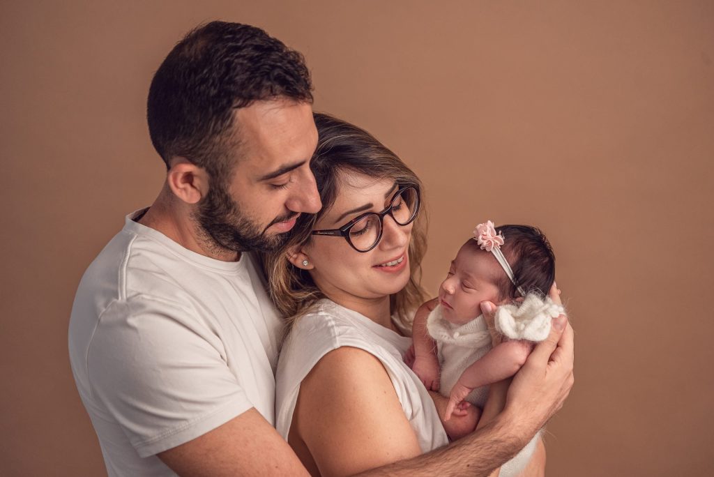 צילומי ניו בורן קלאסיים בידיים של אימא ואבא