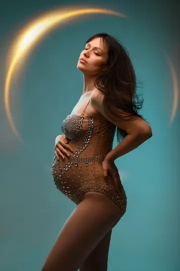 צילום הריון טבעי בסטודיו - היופי הטבעי ללא אביזרים מיותרים