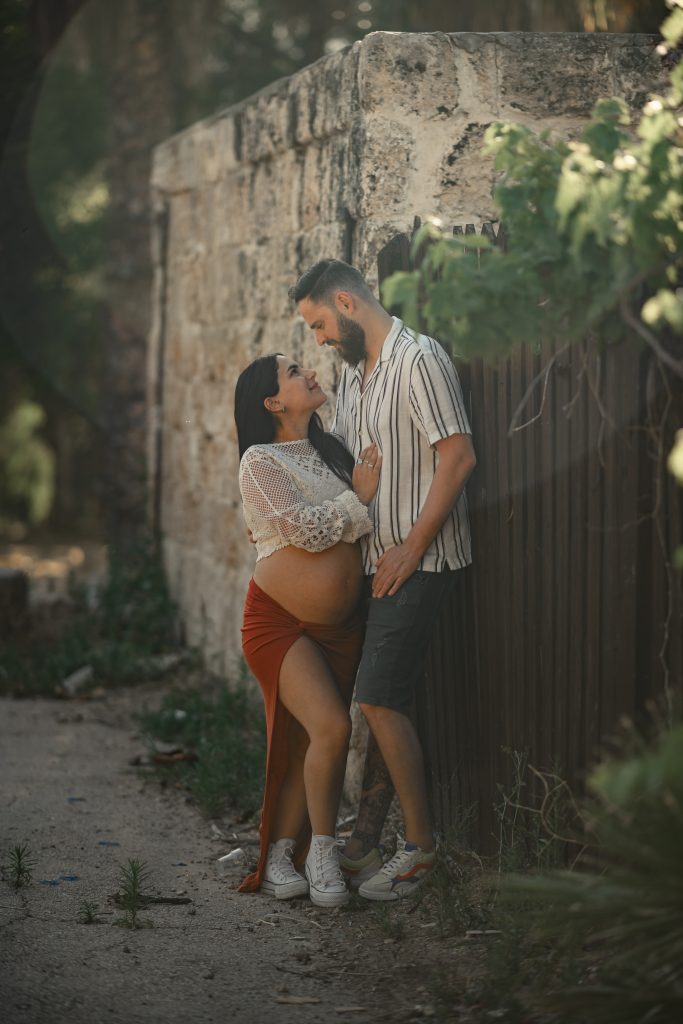 צילומי הריון בשקיעה בטבע
